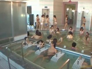 Asiatisk fitte er sleaze og bading innsiden tthis chab spa