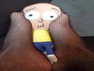 Giantess penemuan kecil orang di bawah kursi sofa dan tramples dan crushes dia &lpar;morty plush&rpar;