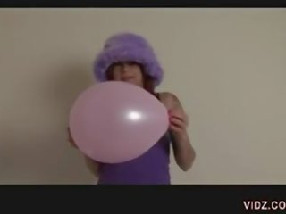 Чарівний вулиця дівчина треться манда проти повітряна кулька
