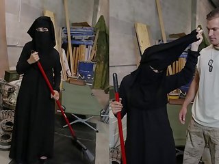 Tour i plaçkë - mysliman grua sweeping dysheme merr noticed nga libidinous amerikane soldier