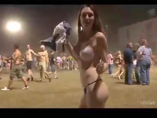 Meghan sportlik amatöör brünett riidest lahtivõtmine ja walking sisse aluspesu ja alasti väljas ja sisse avalik