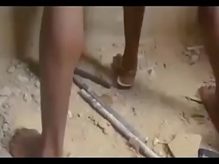 Africain nigerian ghetto adolescents gangbang une vierge / partie 1