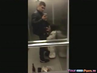 נוער מבאס לִדקוֹר ב an elevator