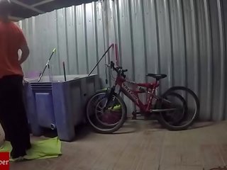 Engrasando la bicicleta y el coã±o de la gorda grabado con cã¡mara oculta gui030