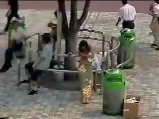 Changing в в вулиця - японська молодий подруга в публічний перший частина