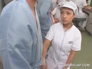 Непристойна азіатська медсестра тертя її patients starved укол