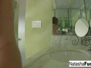 Natasha changes in washes ji noge, brezplačno porno 22