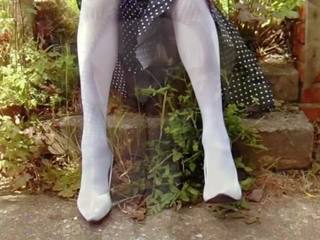Branca meias longas e cetim cuecas em o jardim: hd porcas clipe 7d