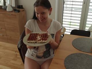 Cake ตูด crush: อาหาร สมัครเล่น สกปรก คลิป โดย ผู้หญิงนำ ออสเตรีย