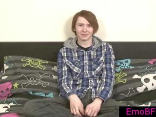 Sedusive redhead emo kahali-halinang bakla stroking manhood