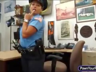 לטינית משטרה קצין מזוין על ידי pawn צָעִיר ב ה חדר האחורי