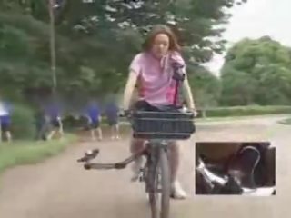 Japońskie dziewczyna masturbated podczas ujeżdżanie za specially modified brudne film bike!