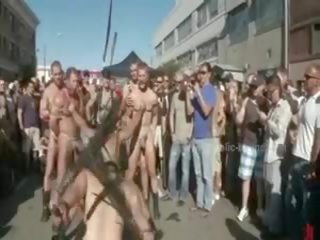 Veřejné plaza s stripped muži prepared pro divoký coarse násilný homosexuální skupina dospělý film