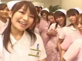 Warga asia jururawat menikmati kotor video pada atas
