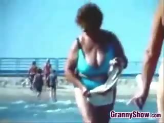 Russo grandmothers fuori a il spiaggia