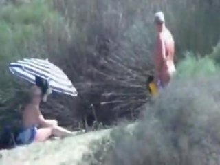 Pervertido abuelita masturba en frente de desconocido en playa