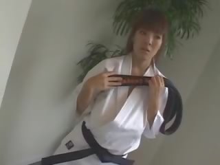 Hitomi tanaka. professor clasă karate.