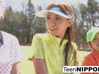 Magnifique asiatique ado filles jouer une jeu de bande golf: hd adulte film 0e
