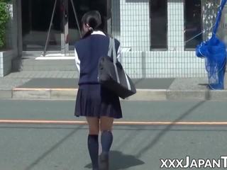 Litt japansk kjæreste leker fitte løpet truser i