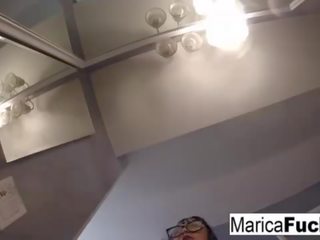 Marica hase -ban provokatív fehérnemű maszturbál -ban a tükör
