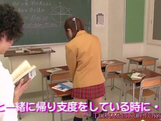 Japonesa jovem senhora a chupar peter em sala de aula: grátis adulto filme af