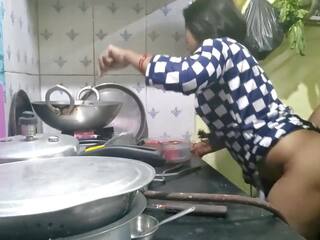 Warga india bhabhi cooking dalam dapur dan saudara dalam undang-undang. | xhamster