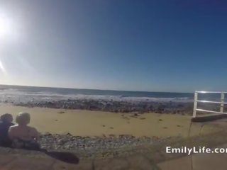 Achtervolgen bij de strand met uw buur milf en huisvrouw