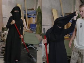 Tour van kont - moslim vrouw sweeping vloer krijgt noticed door desiring amerikaans soldier