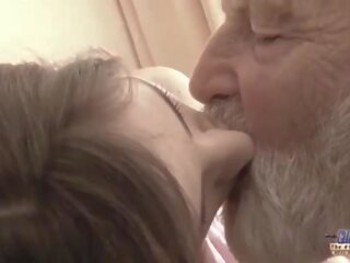 Gammel unge - stor stikk bestefar knullet av tenåring hun licks tykk gammel mann medlem