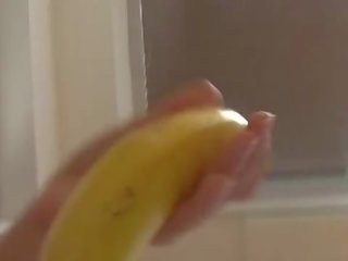 How-to: млад брюнетка скъпа учи използвайки а банан