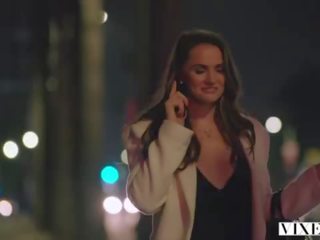 Chồn cái janice griffith và ivy wolfe sneak trong sân sau vì nighttime hồ bơi vui vẻ