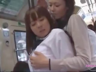 Jeune femelle obtention son seins et cul frotté embracing tétons sucé sur la autobus