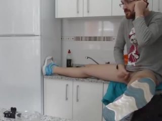 Ona je washing the dishes v the kuchyně a on fucks ji za iv028