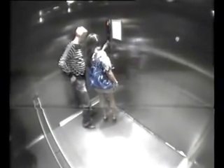 Hăng hái oversexed cặp vợ chồng quái trong thang máy - 