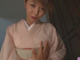 青少年 marika 給 一個 亞洲人 pov 口交 和 燕子 附帶