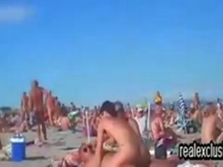 Public nud plaja partener schimbate murdar video spectacol în vara 2015