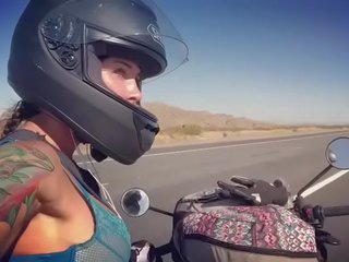 Felicity feline motorcycle seductress a montar aprilia em sutiã