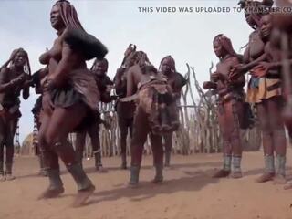Afrikaly himba women dance and swing their saggy süýji emjekler around