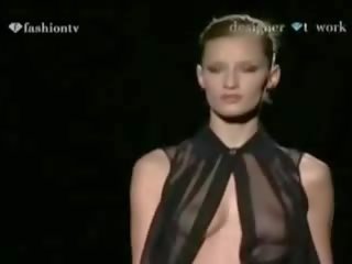 Oops - dámské spodní prádlo runway show - vidět přes a akt - na televize - sestavování